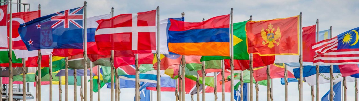 Flaggenparade vor dem Verwaltungsgebäude der Leipziger Messe Unternehmensgruppe